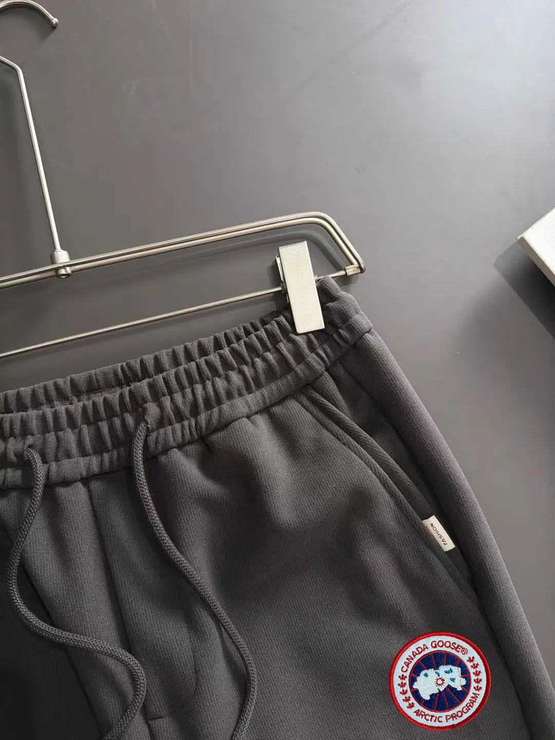 Next day shipping P360 Big Goose 2025 new autumn elastic band casual pants, thick counter-customized fabrics, high breathability and comfort, impeccable details, brand element design concept, reflecting high quality. It feels delicate and soft! It presents a casual cut and the upper body shape is great! Size: M-3XL